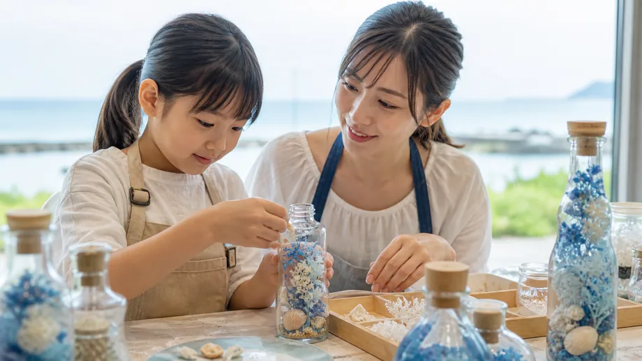 海のハーバリウムづくりの様子